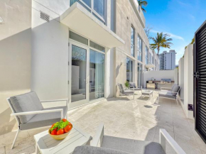 Tiffany Tides - Resort-Style Beach Townhome - Gym, Rooftop Pool and Sauna